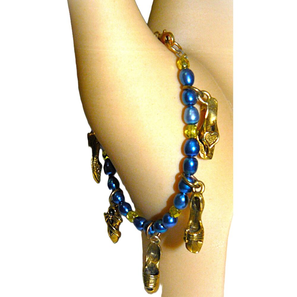 Vtg Designer Signed Blue Freshwater Pearl Shoe Charm Antiqued Gold-Tone Bracelet - Picture 3 of 8